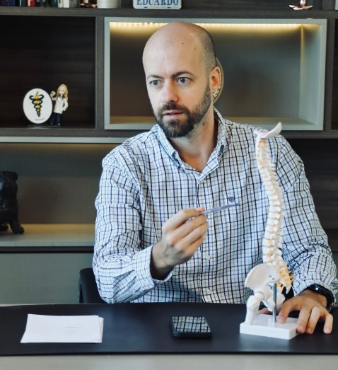 Especialista da ITC explicando a coluna durante a avaliação