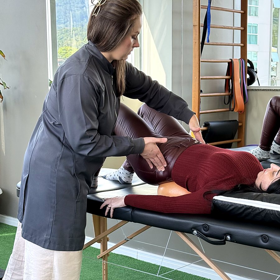 Fisioterapeuta da ITC trabalhando a mobilidade da paciente
