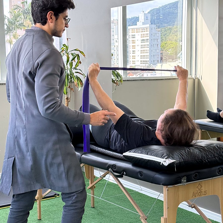 Paciente fazendo exercício de fortalecimento com o fisioterapeuta da ITC